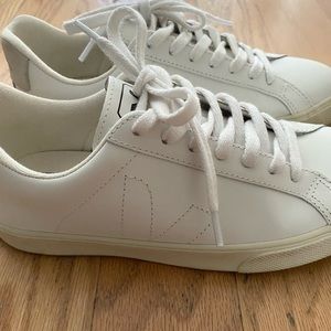 Veja Esplar Leather Low-Top Sneakers